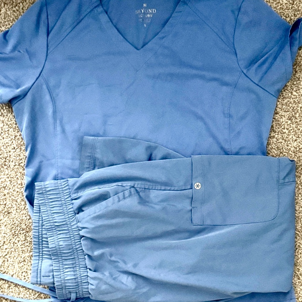 Ceil Blue Scrub Set. Pants size LP. Top is size (L). Used. Great condition.